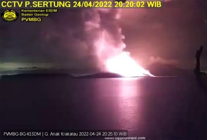 Em abril de 2022, o Anak Krakatoa (Filho de Krakatoa) lançou uma nuvem de cinzas vulcânicas a mais de 3 km no céu. Autoridades emitiram alerta e moradores tomaram as precauções.  Reprodução: Flipar