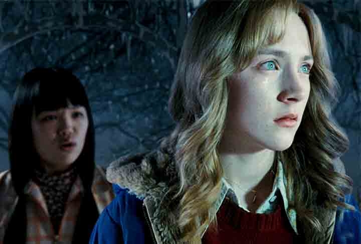 A história é narrada por Susie Salmon (Saoirse Ronan), uma adolescente de 14 anos que é assassinada e se encontra em um limbo celestial.  Reprodução: Flipar