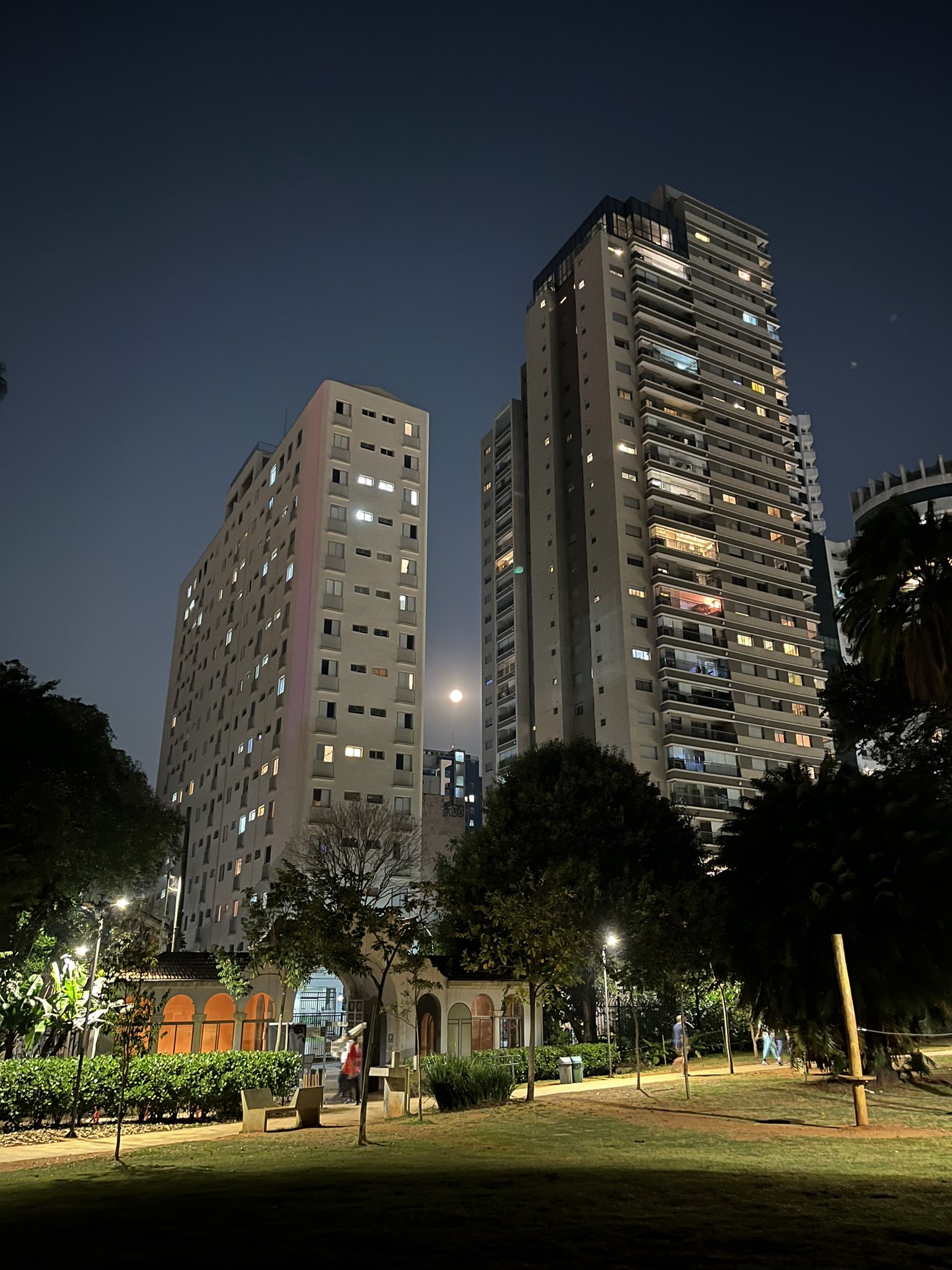 Superlua foi visível a olho nu em diversas partes do Brasil Reprodução/@_daguito