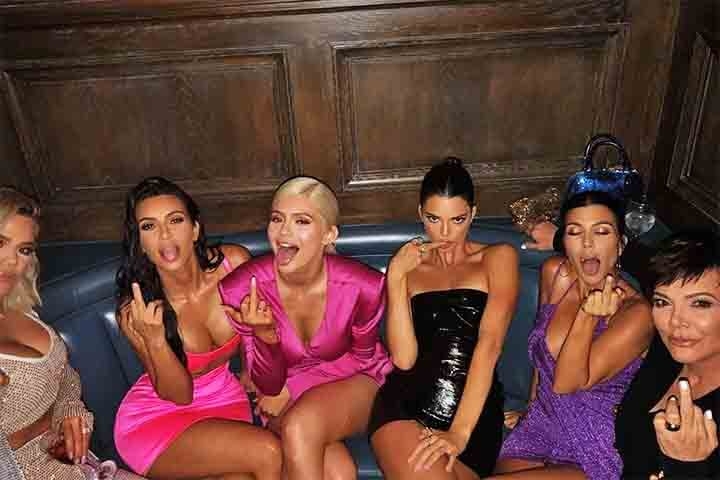 As socialites ficaram mais famosas depois que o patriarca, Robert Kardashian, participou do julgamento de O.J Simpson em 1994.  Reprodução: Flipar