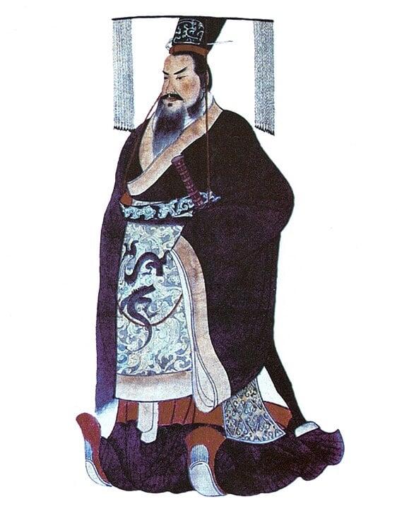 Construída entre 220 e 206 a.C. por Qin Shi Huang, o primeiro Imperador da China, a história mostrou que, neste caso, não havia na época um risco iminente de invasões. Mas o imperador tinha obsessão por segurança e gostava de projetos grandiosos. 