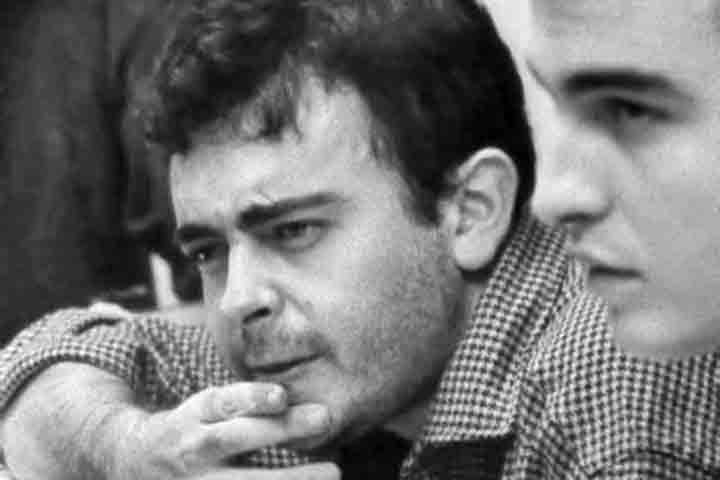 Glauber Rocha nasceu em 14 de março de 1939, em Vitória da Conquista, no interior da Bahia, e construiu uma trajetória que o tornaria um dos nomes centrais da história do cinema brasileiro. 
 Reprodução: Flipar