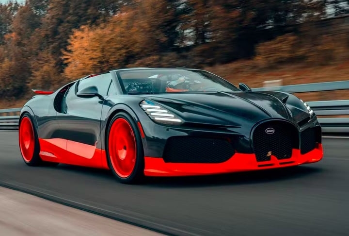 4º) Bugatti Mistral – R$ 30 milhões: Olha quem está aqui de novo: sim, a francesa Bugatti. Equipado com um motor W16 de quatro cilindros e 1.600 cavalos, o carro chama atenção pelo ronco do motor e alto desempenho. Reprodução: Flipar