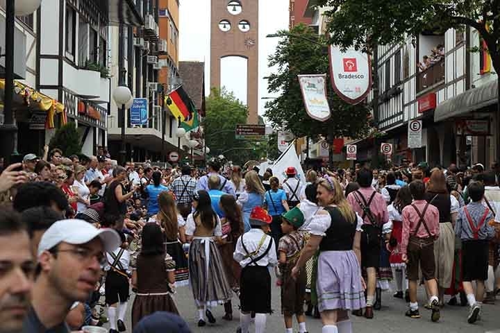 A festa foi realizada pela primeira vez em Munique, na Alemanha, no início do século XIX, com o casamento do rei Ludwig I. Na época, ele ainda era príncipe e teve uma união matrimonial com a princesa Theresa de Sachsen-Hildburghausen. Reprodução: Flipar