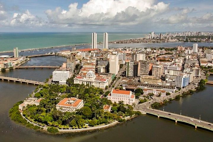 Recife também é chamada de Veneza Brasileira devido à sua geografia cortada por rios e canais.  Reprodução: Flipar