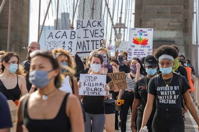 Manifestantes protestam em Nova York após a morte de Floyd por um policial branco. Foto: William Volcov/Brazil Photo Press/Agencia O Globo
