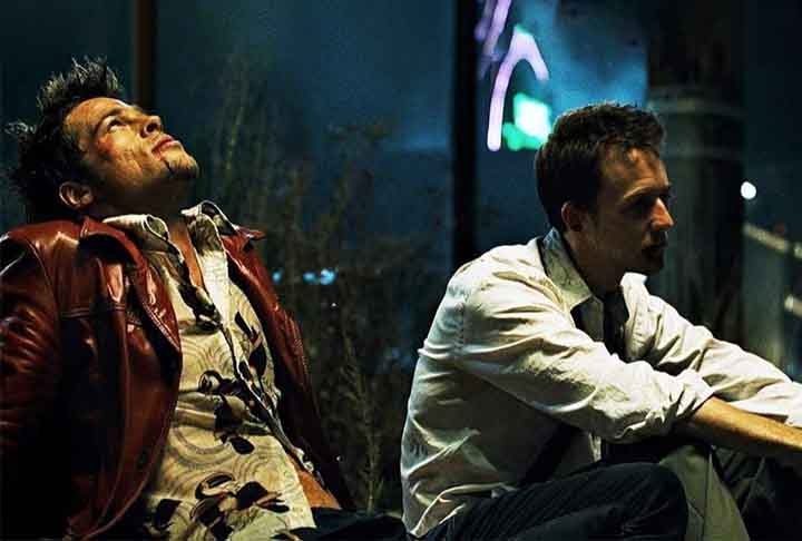 Clube da Luta (1999): dirigido por David Fincher e baseado no livro de Chuck Palahniuk, o filme segue Jack (Edward Norton), um narrador desiludido, cuja vida é transformada após conhecer Tyler Durden (Brad Pitt). Juntos, eles formam um clube secreto onde os homens podem expressar sua frustração e raiva por meio de lutas físicas. A dinâmica entre os personagens principais e os eventos que se desenrolam desafiam as percepções do espectador sobre o que é real e o que não é, criando uma experiência intensa e provocativa. Reprodução: Flipar