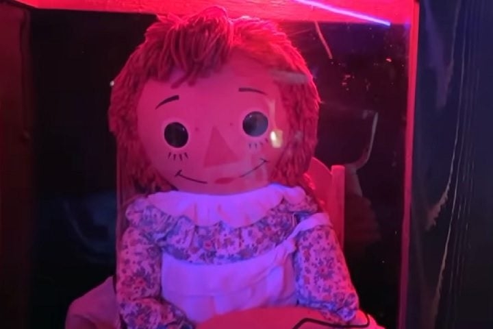 Pouco tempo depois, ela e sua colega de quarto começaram a perceber eventos estranhos: a boneca mudava de posição sozinha, aparecia em cômodos diferentes e mensagens escritas em papel de pergaminho surgiam misteriosamente. Reprodução: Flipar