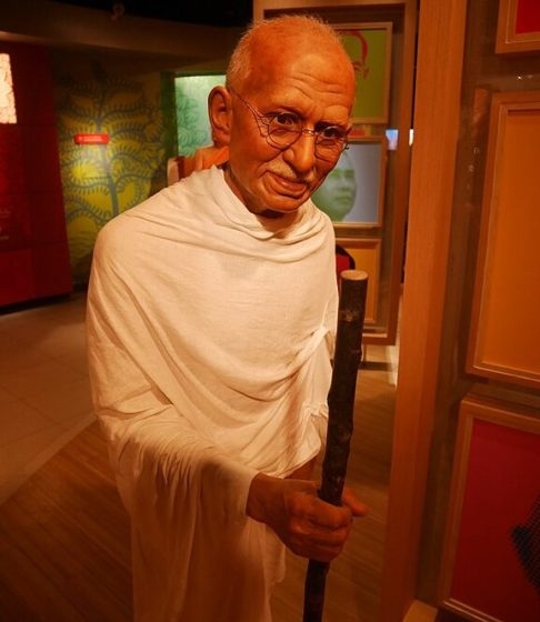 Geralmente, há áreas dedicadas a estrelas de cinema, figuras históricas, ícones da música, atletas famosos, políticos e até personagens de filmes e séries.  Reprodução: Flipar