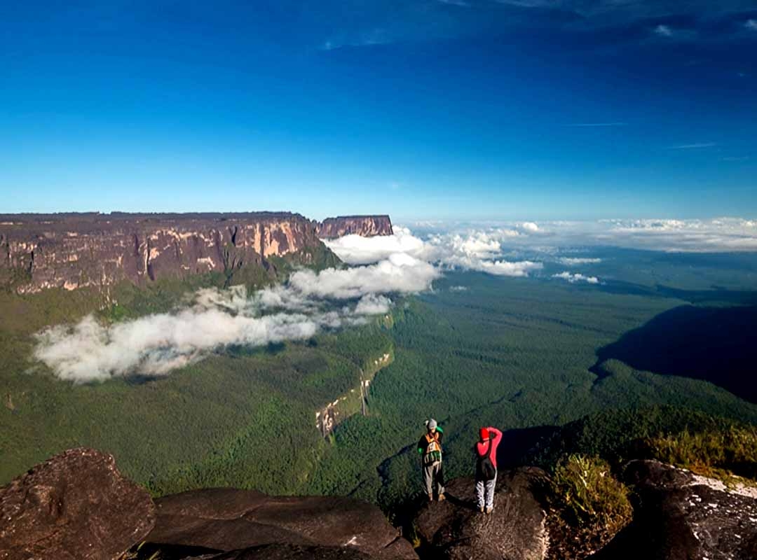 Parque Nacional do Monte Roraima, Roraima: O parque é conhecido por abrigar o famoso Monte Roraima, um platô de arenito com topo plano que tem 2.810 metros de altura. É um dos destinos turísticos mais famosos do Brasil. Reprodução: Flipar