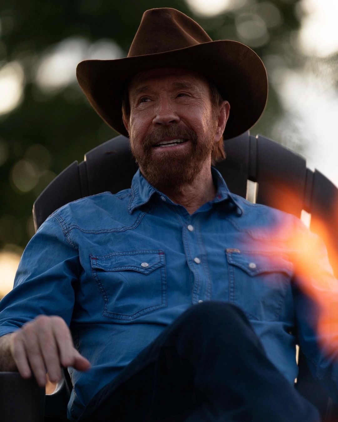 Além disso, terá lançamento previsto para 2024, doze anos depois do último filme de ação que Norris participou. A produção também contará com um dos filhos de Chuck Norris, Dakota, que fará parte da produção como coordenador de dublês, algo revelado por Ting em um comunicado.