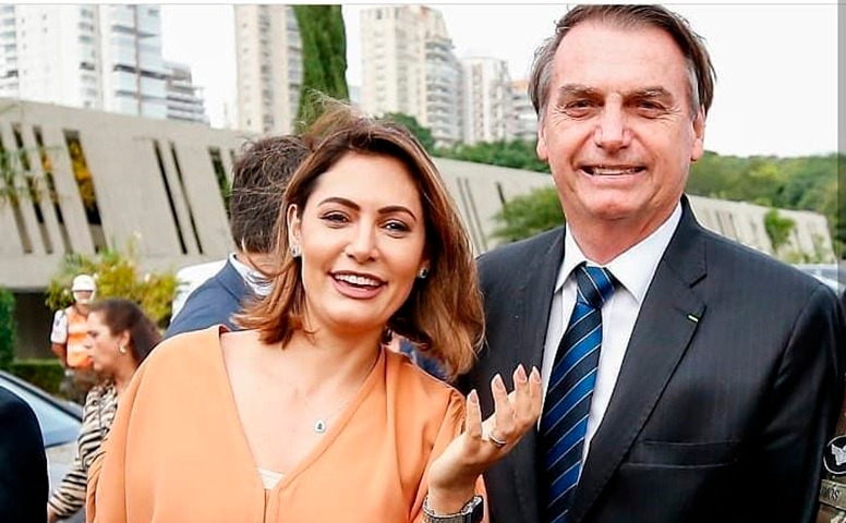Em 2007, ela tornou-se secretária parlamentar de Jair Bolsonaro. E eles começaram a ter um relacionamento. 