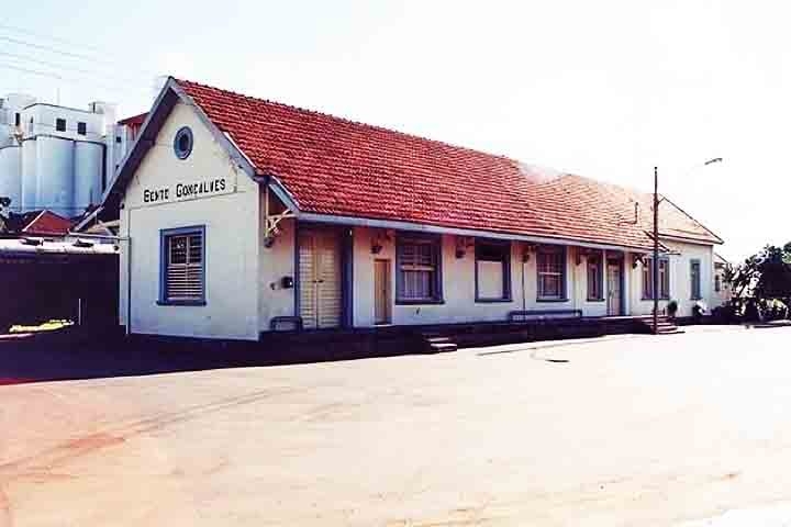 A estação preserva a história das ferrovias da região e se tornou um dos principais atrativos turísticos de Bento Gonçalves, especialmente para os amantes da cultura e da gastronomia do Rio Grande do Sul. Reprodução: Flipar
