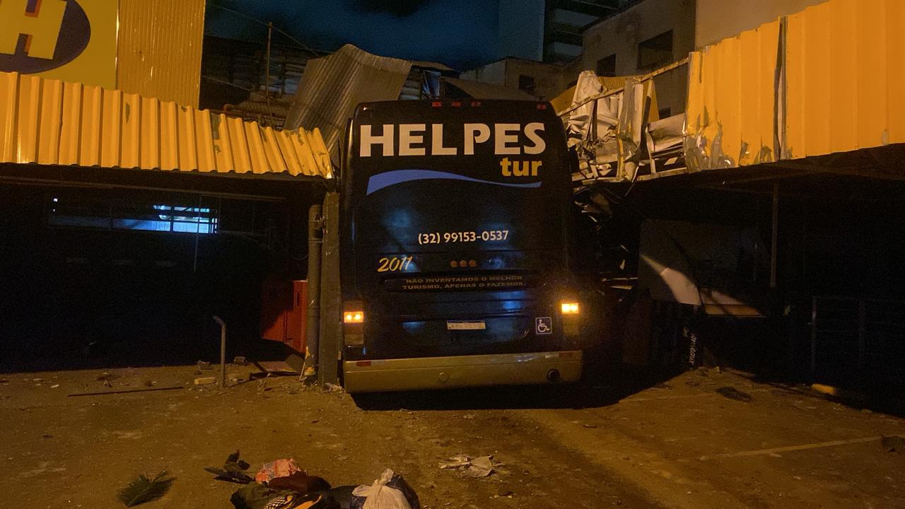 Ônibus invade mercado e deixa 14 feridos em Juiz de Fora (MG). Foto: Daniel Leite Andrade