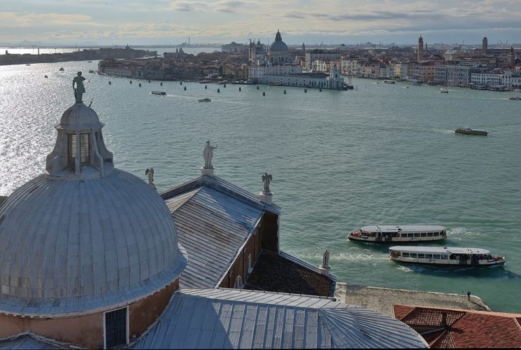 Antes, alguns esforços já tnham sido feitos, como a proibição da entrada de grandes navios na Bacia de San Marco (Canal Giudecca). Reprodução: Flipar