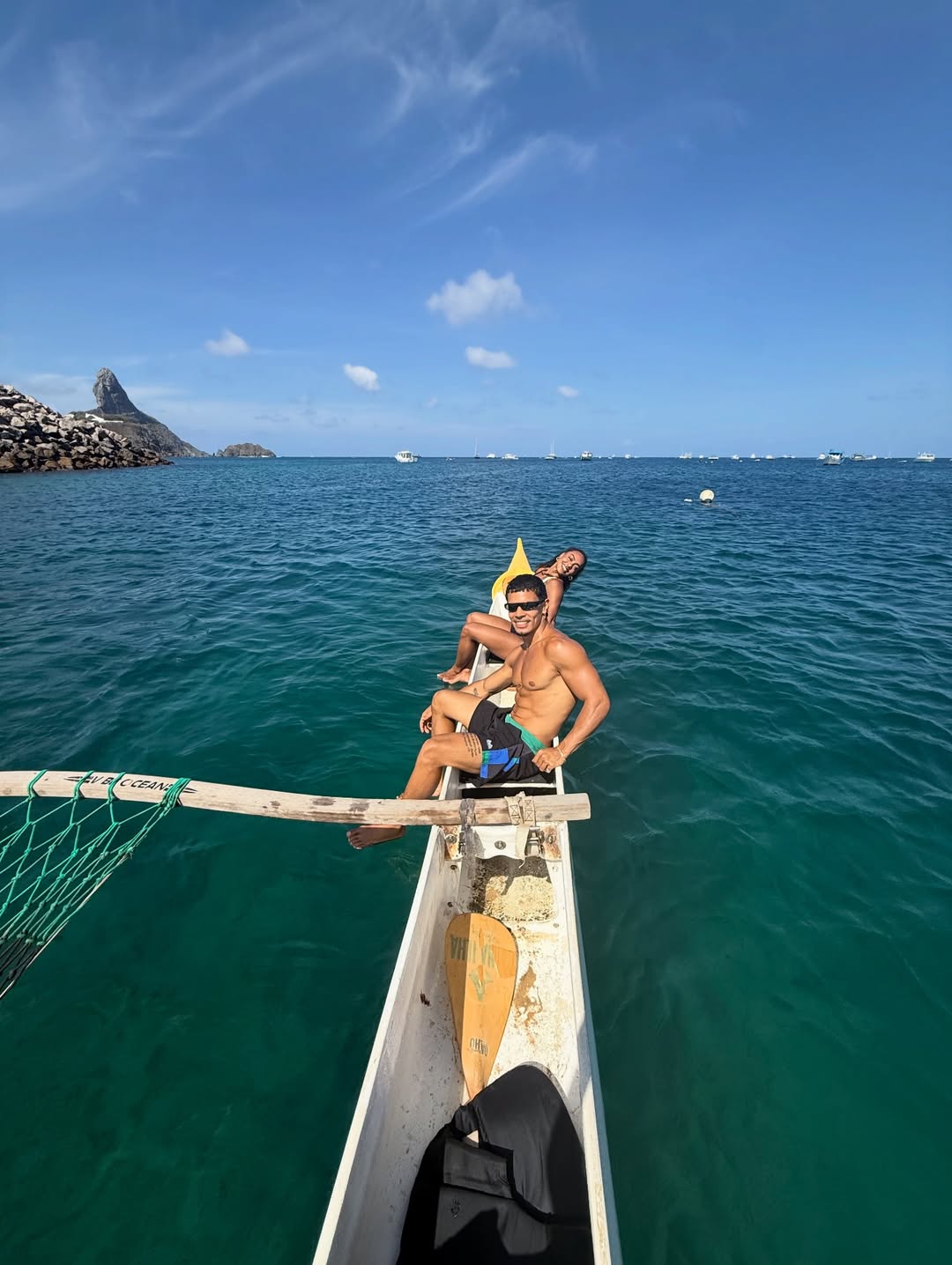 Dandara Mariana com o namorado, Dhonata, no barco. Foto: Reprodução/ Instagram @dandaramariana