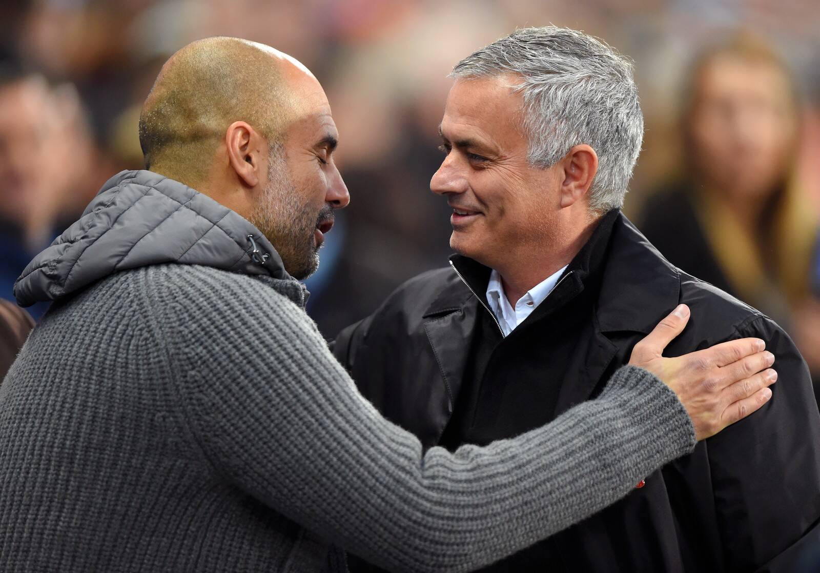 Pep Guardiola e José Mourinho se cumprimentam antes de partida entre Manchester City e Manchester United
