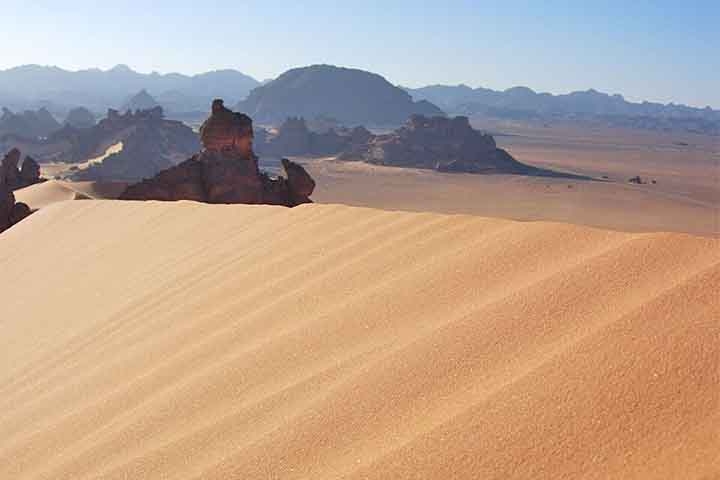 O Deserto da Líbia localizado no sudoeste do Egito, leste de seu país homônimo e noroeste do Sudão, tem extensão territorial de 1.100.000 quilômetros quadrados. Seu ambiente em grande parte é formado por bancos de areias e rochas planas. Reprodução: Flipar