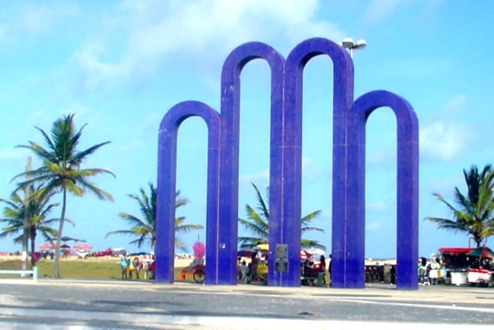 A orla de Atalaia é um dos principais cartões postais da cidade, com seus famosos Arcos na paisagem à beira da praia.  Reprodução: Flipar