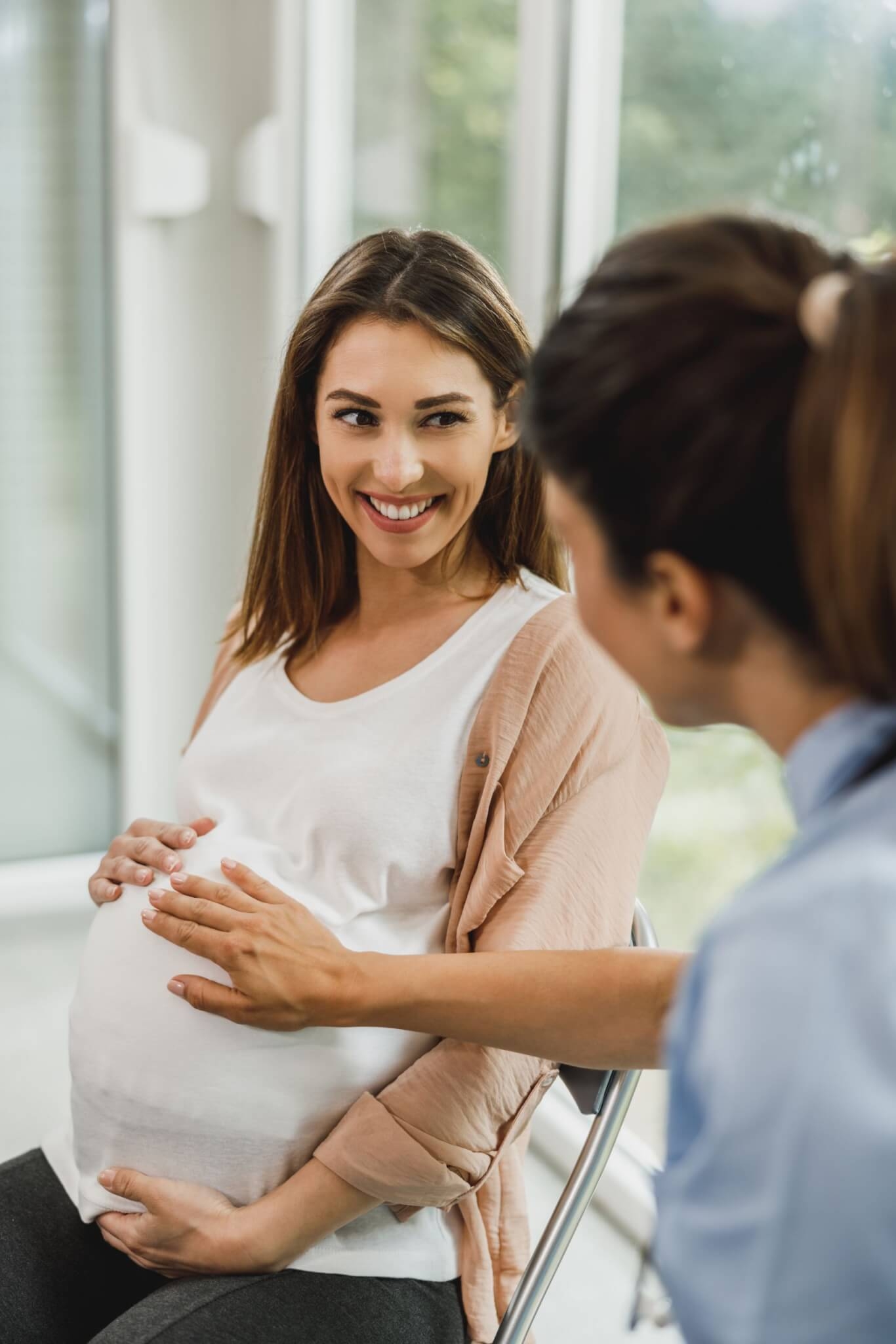 2. Gestantes não podem fazer o exame? Mito. Conforme explica a Dra. Camila Gonçalves Mendes, as mulheres grávidas podem realizar o exame, desde que sejam autorizadas pelo obstetra. Reprodução: EdiCase