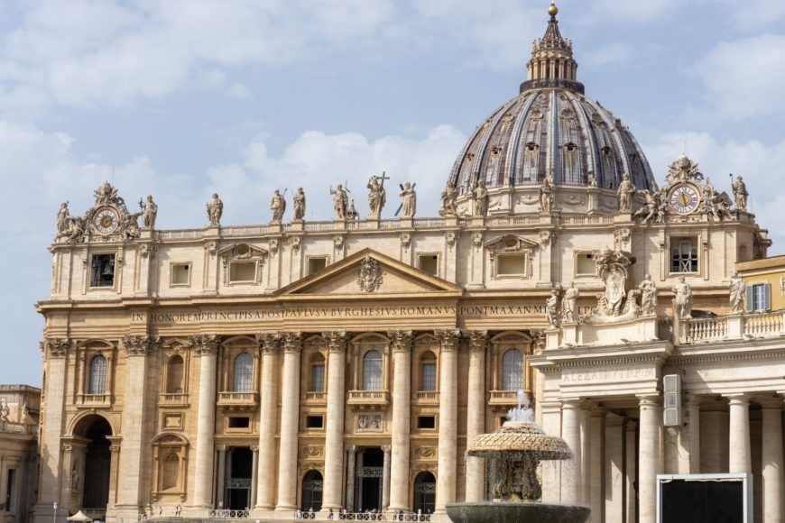 6º) Basílica de São Pedro, Itália: Localizada na cidade do Vaticano, a Basílica de São Pedro é uma das maiores e mais imponentes igrejas do mundo. O local é considerado um dos mais importantes marcos do cristianismo e é o principal templo da Igreja Católica. Reprodução: Flipar