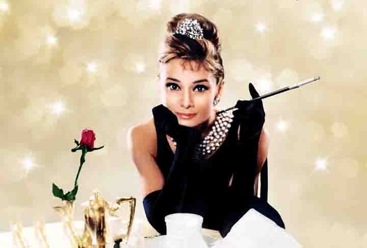 Audrey Hepburn, um ícone do cinema e da moda, é frequentemente associada ao glamour e à elegância dos anos 50 e 60. Ela usou joias Swarovski em várias ocasiões, e a marca foi um dos complementos sofisticados ao seu estilo clássico. Reprodução: Flipar