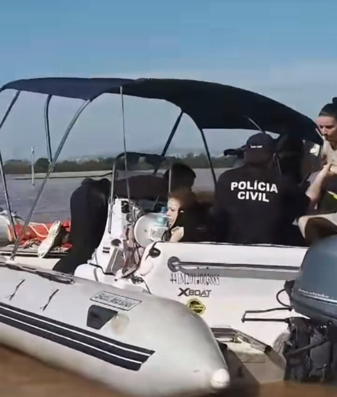 Usando jet skis e equipamentos de resgate,  o grupo se juntou aos socorristas da polícia e dos bombeiros para auxiliar a retirar famílias que estão em meio à inundação.  Reprodução: Flipar