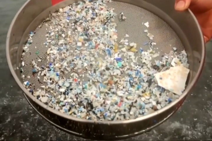 Os microplásticos são pedacinhos muito pequenos de plástico que estão espalhados pelos oceanos do mundo todo. Reprodução: Flipar