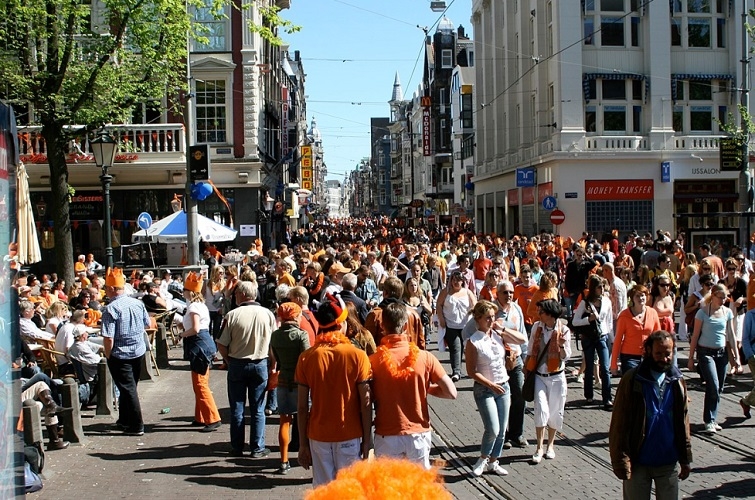 Leidseplein - Descrição: Uma das praças mais movimentadas de Amsterdã, famosa por sua vida noturna, teatros, cafés e a presença constante de artistas de rua - Localização: Centro de Amsterdã - Referências Históricas: A praça tem sido um centro de entretenimento desde o século XIX Reprodução: Flipar