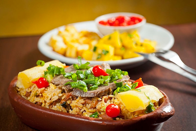 Baião de dois: Uma combinação de arroz, feijão, carne seca e queijo coalho, às vezes enriquecida com nata. É um prato robusto e muito presente na mesa nordestina. Calorias: cerca de 200 kcal. Reprodução: Flipar