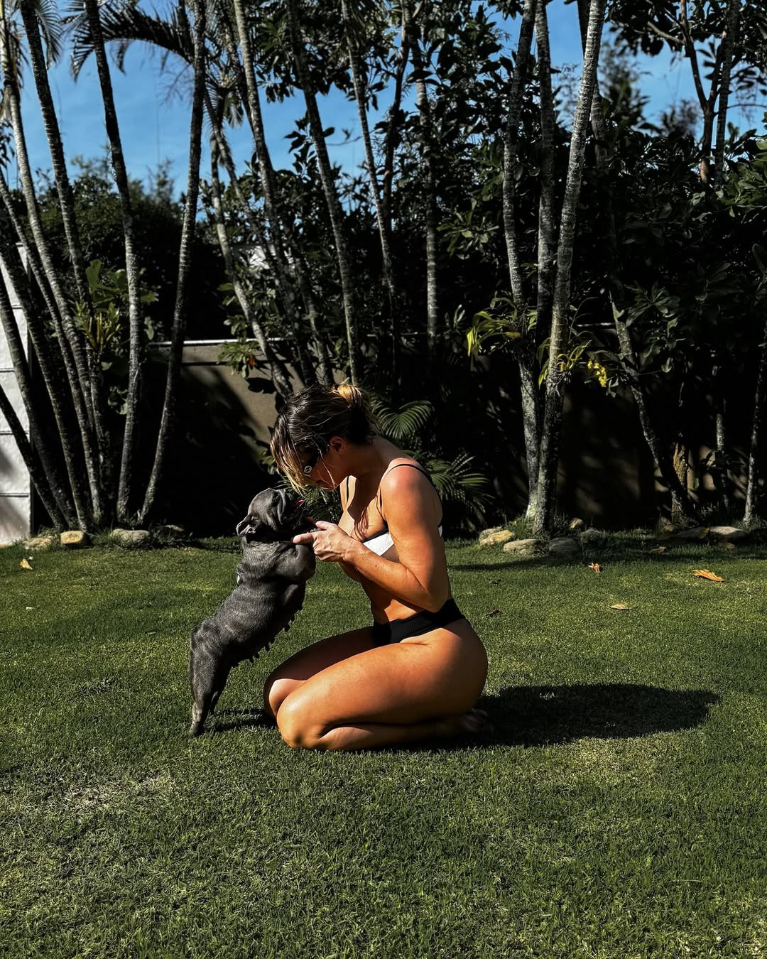 Paolla Oliveira brinca com pet. Foto: Reprodução Instagram - 22.5.2025