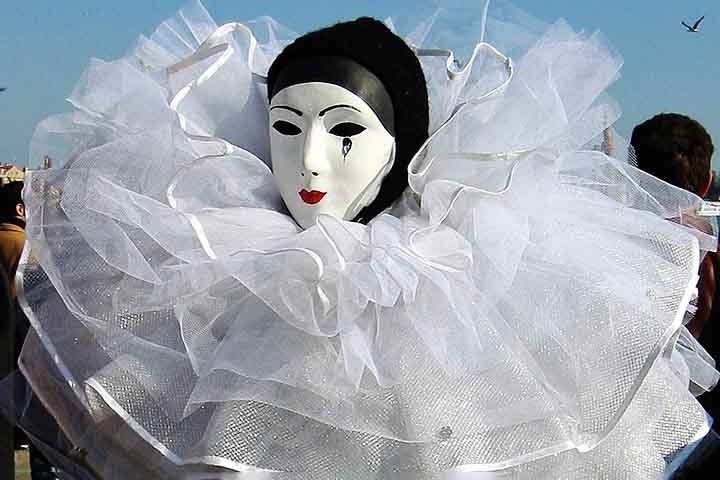 Pierrot, Arlequim e Colombina tornaram-se os personagens mais famosos desse estilo teatral, representando os servos palhaços (zanni, no original), porém havia muitos outros. 
 Reprodução: Flipar
