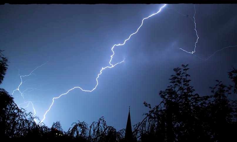 Em fevereiro de 2022, um novo recorde foi anunciado pela Organização Meteorológica Mundial (OMM) e ainda persiste. Um raio de 768 km cortou o céu dos Estados Unidos, passando pelo Texas, Luisiana e Mississippi. Antes disso, o Brasil era detentor do título de maior raio já registrado: 709 km, em 2018. Reprodução: Flipar