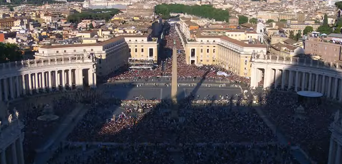 Praça de S. Pedro lotada à espera do anúncio do novo papa. Foto: Reprodução/Vatican News