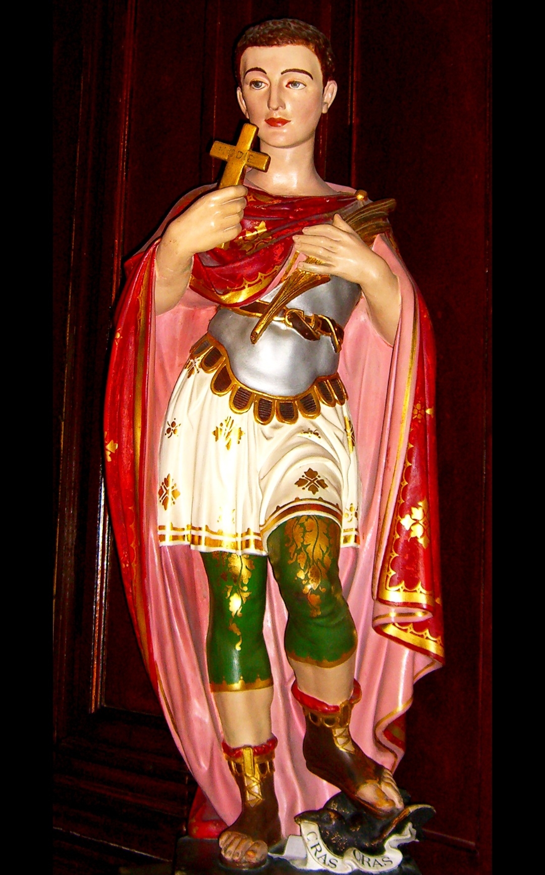 Santo Expedito
Sua festa é em 19 de abril e ele é conhecido como o santo das causas urgentes. É muito popular no Brasil e invocado por quem precisa de respostas rápidas ou ajuda imediata. Reprodução: Flipar