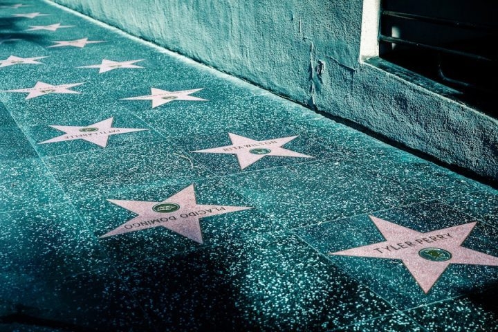 A fama de Howard Jr. em Hollywood decolou depois do sucesso de “Hell’s Angels” e ele chegou a se relacionar com grandes estrelas do cinema da época. Reprodução: Flipar