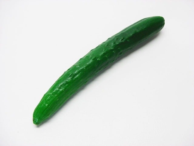 A ingestão de pepino favorece a formação de fezes mais volumosas, facilitando sua eliminação e promovendo a saúde intestinal. Ele também auxilia na desintoxicação do organismo. Reprodução: Flipar