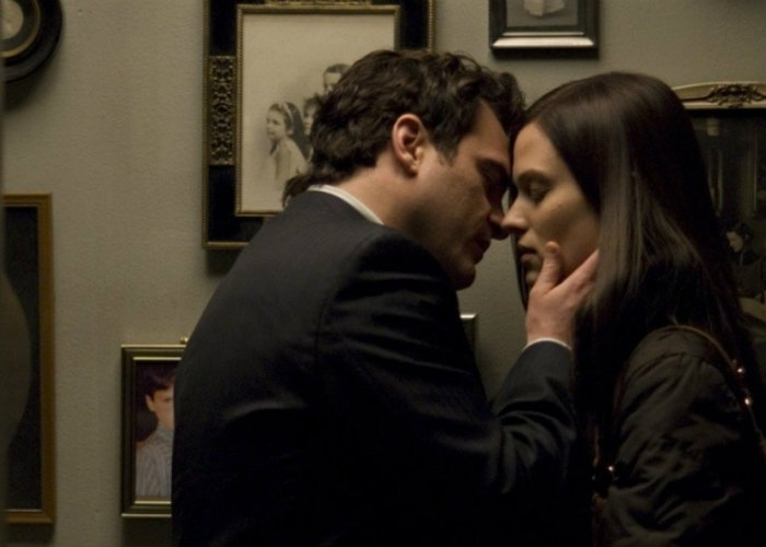 Amantes: dirigido por James Gray, o filme acompanha a vida de Leonard Kraditor (Joaquin Phoenix), um homem perturbado por tentativas de suicídio após o término traumático de seu noivado. Ele se vê envolvido em um dilema amoroso entre duas mulheres muito diferentes. Seus pais tentam arranjar um relacionamento entre ele e Sandra Cohen (Vinessa Shaw), filha de amigos da família, que representa estabilidade emocional e carinho. Mas, Leonard se encanta por Michelle Rausch (Gwyneth Paltrow), sua vizinha enigmática e problemática, que luta contra seu próprio vício em drogas e um relacionamento tóxico com um homem casado. O filme está disponível no Prime Video. (Reprodução)