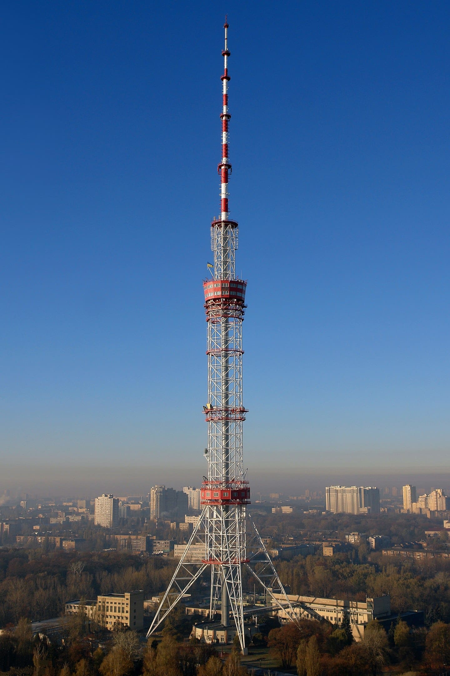 Kiev TV Tower - 385 metros - Ucrânia - Foi inaugurada em 1974 na capital Kiev para transmitir sinais de rádio e TV. Com um design que toma forma de agulha e se estreita em direção ao céu, a torre oferece vistas espetaculares do rio Dnieper. Reprodução: Flipar
