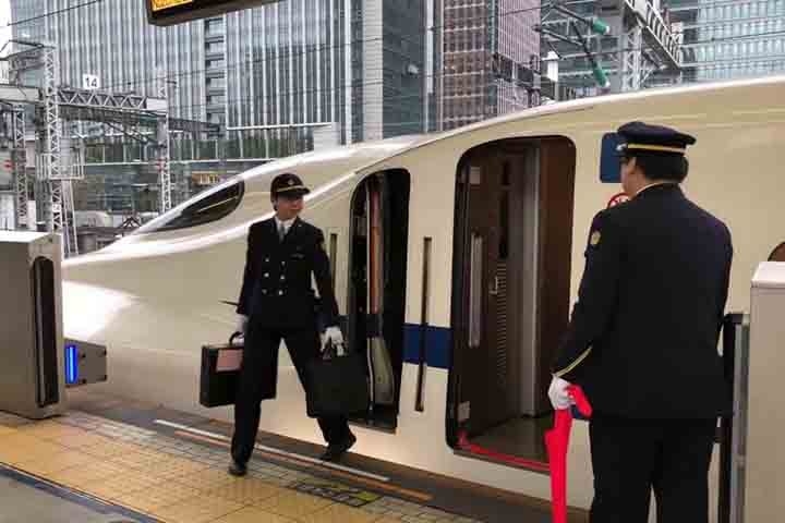 Operadores de trens de alta velocidade - Conhecidos como Shinkansen no Japão, fazem treino especializado para controlar esses veículos que atingem velocidades superiores a 300 km/h. A infraestrutura e tecnologia para trens de alta velocidade não se encontram no sistema ferroviário brasileiro. Reprodução: Flipar