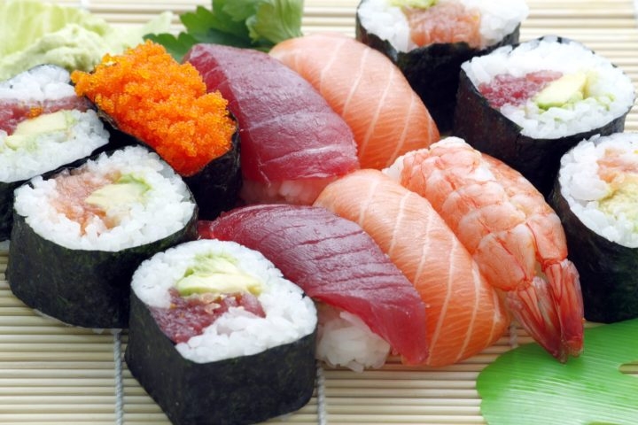 No geral, a culinária japonesa é rica em nutrientes e pobre em calorias e gorduras saturadas. O consumo regular de peixe cru fornece ômega-3, importante para a saúde cardiovascular e cerebral. Reprodução: Flipar