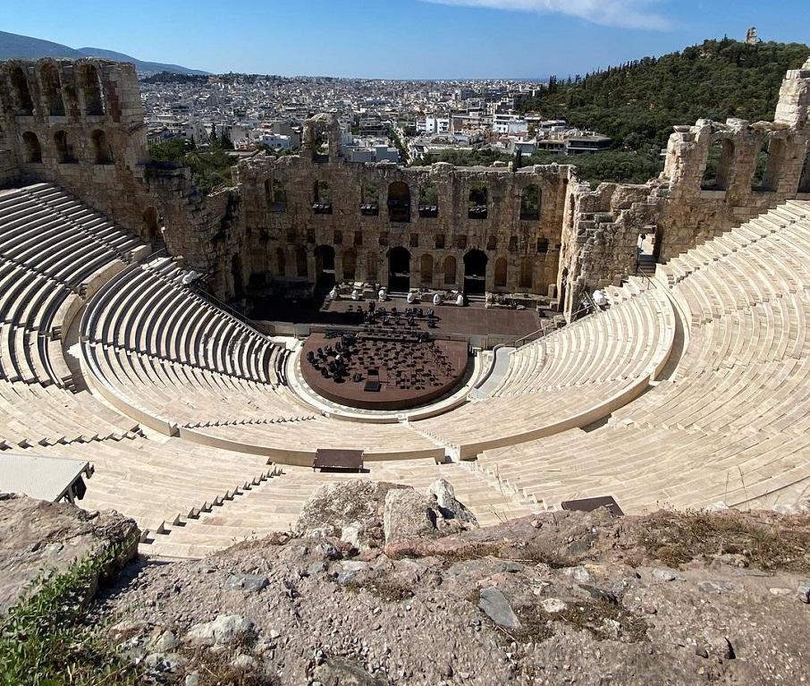 O Teatro de Dionísio, em Atenas, foi o mais importante teatro da Grécia Antiga. Foto: Reprodução/Instagram 02.06.2023