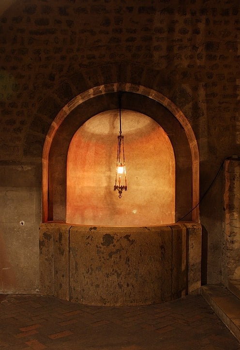 No subsolo de Notre-Dame, uma cripta contém as ruínas descobertas durante as escavações de 1965. Reprodução: Flipar