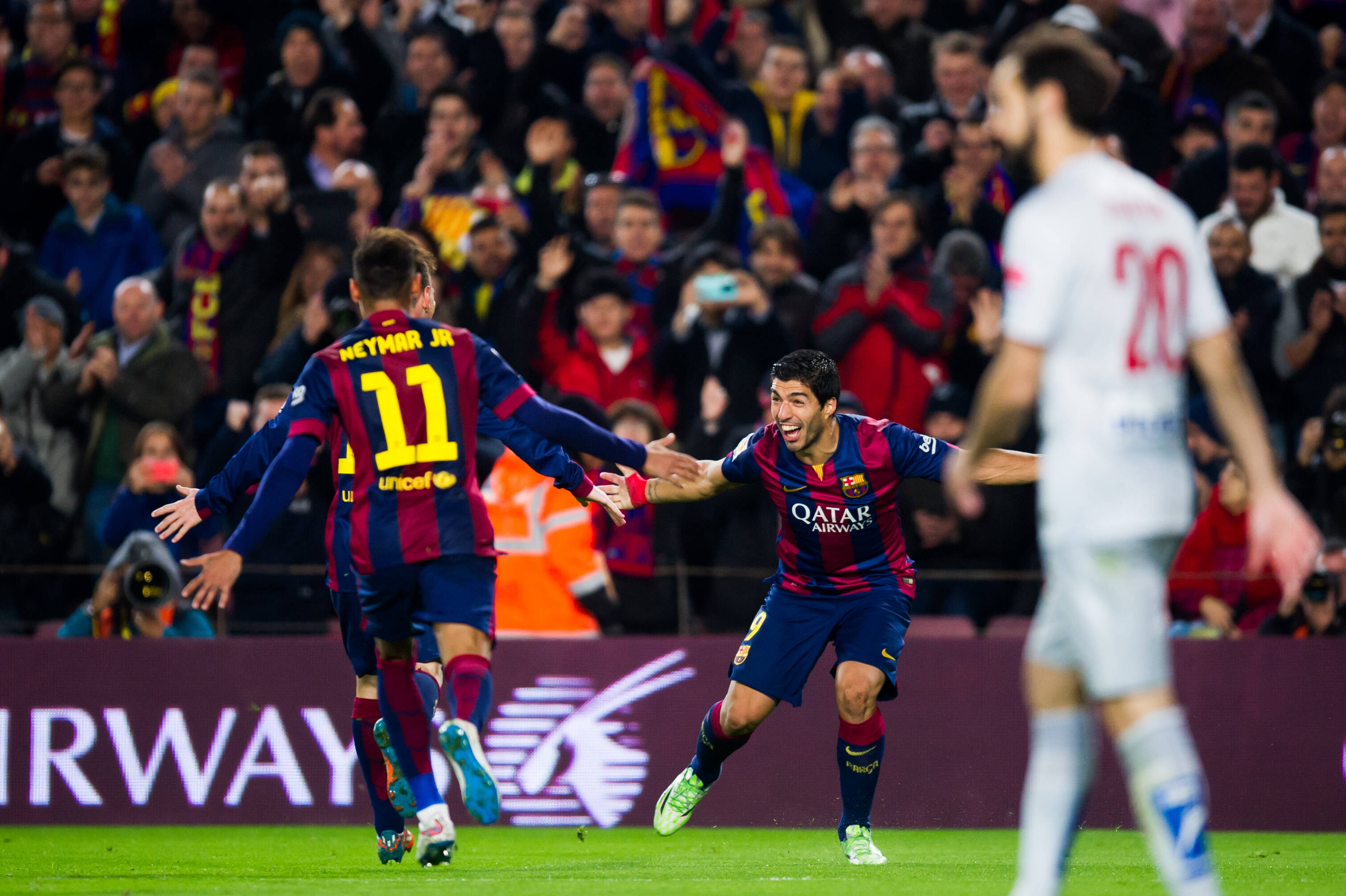 Suarez comemora com Messi (encoberto) e Neymar o segundo gol do Barcelona diante do Atlético de Madri. Foto: Getty Images
