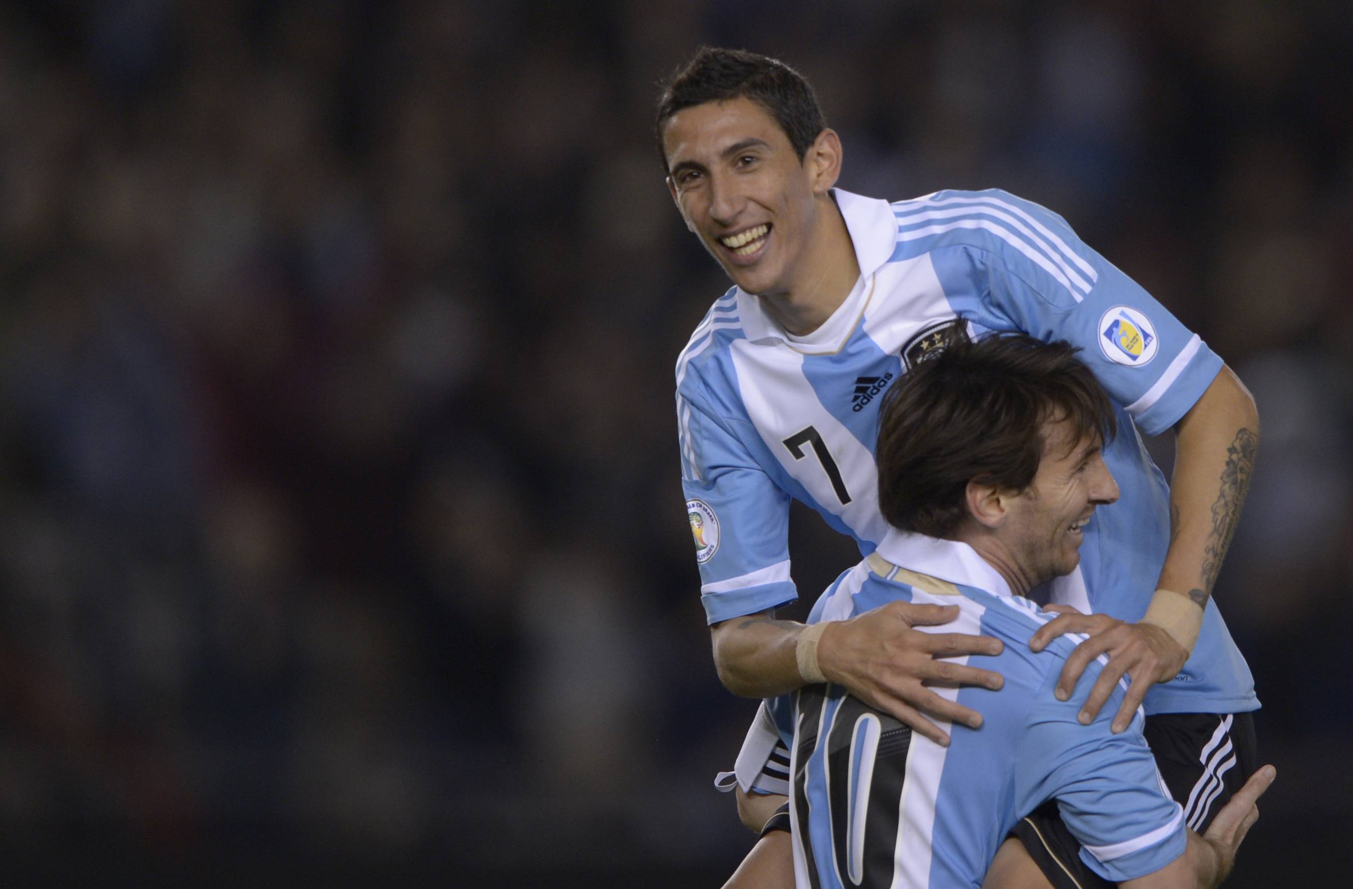 Messi também fez com Di María, autor do quarto gol da Argentina. Foto: AFP