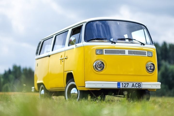 Além de ter virado símbolo de uma fantasia de Carnaval, a Kombi tem um lugar especial no coração dos brasileiros. Conheça a história deste veículo tão amado! Reprodução: Flipar
