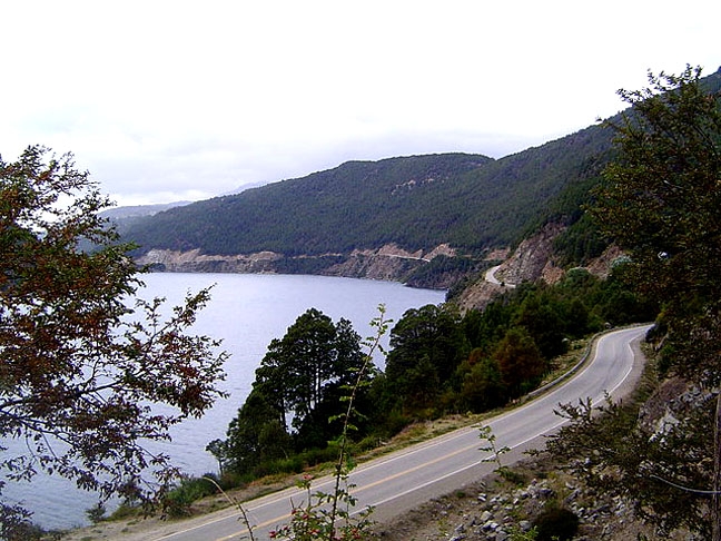 Ciclovia Rota dos Sete Lagos (Argentina) - É um trecho da Rota 40 que margeia lagos cristalinos no norte da Patagônia.  Liga as cidades de San Martin de los Andes e Villa La Angostura. Reprodução: Flipar