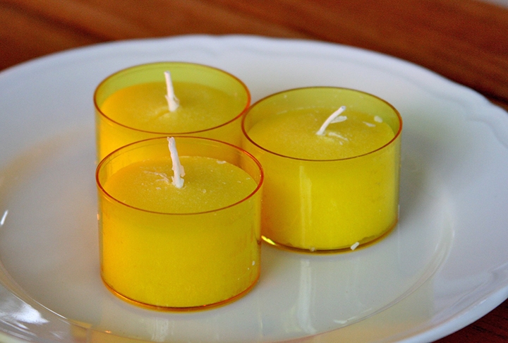 Uma vela de citronela costuma ser indicada para a prevenção da entrada de abelhas em casa. E a citronela é famosa, principalmente, por seus óleos essenciais que afastam insetos, incluindo as abelhas. Reprodução: Flipar