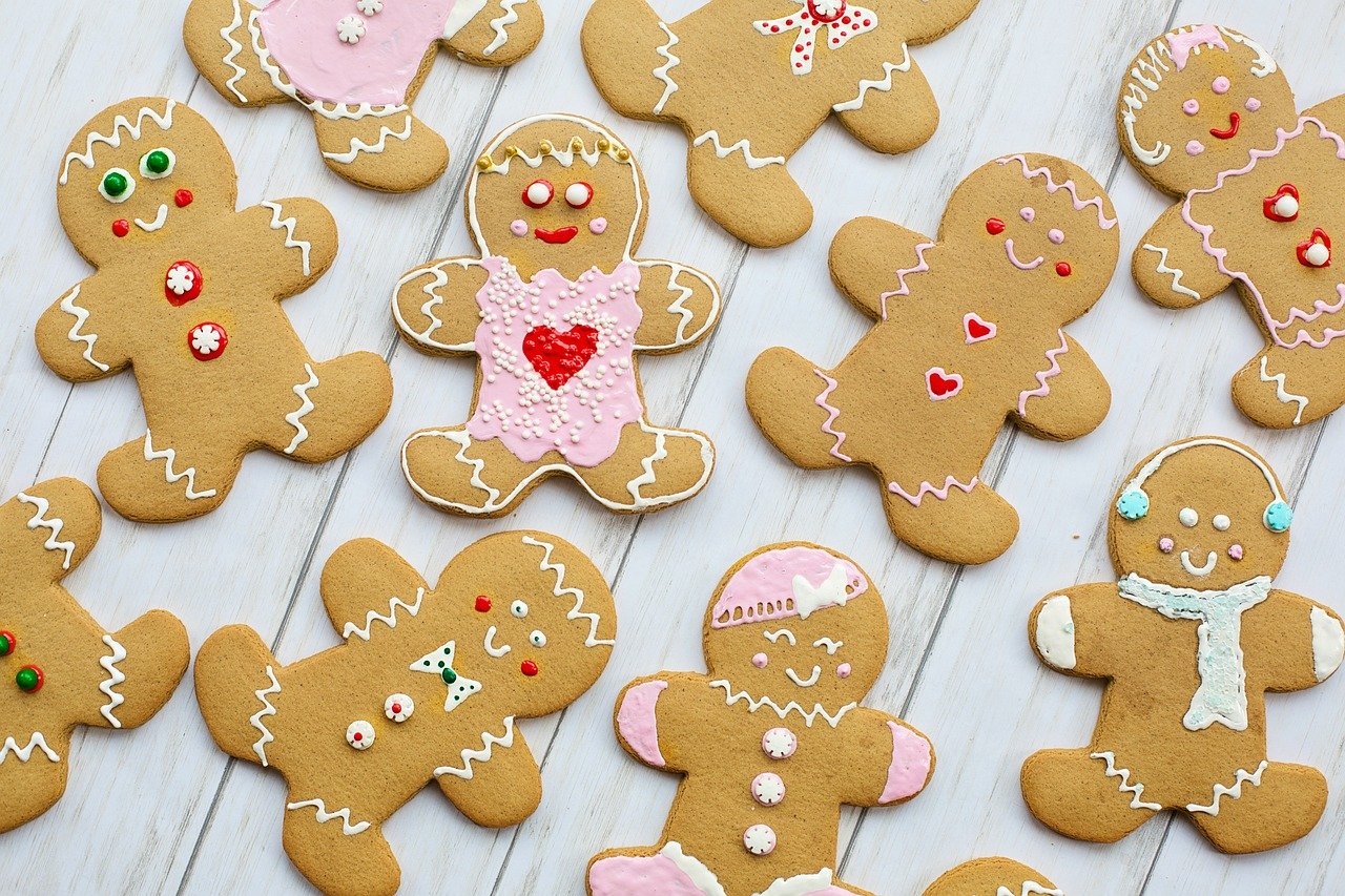Outra aplicação popular são os biscoitos de gengibre, bastante consumidos em festividades, especialmente no Natal. Eles são famosos pelo aroma e sabor marcantes, além de serem uma opção saborosa para aproveitar os benefícios da raiz de forma deliciosa. Reprodução: Flipar