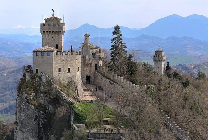 Além da Guaita, as torres Cesta e Montale (foto) são símbolos do país e oferecem vistas espetaculares das montanhas e do Mar Adriático. Reprodução: Flipar